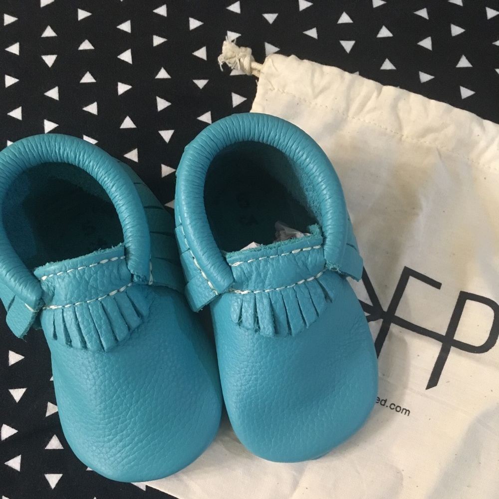 New Freshly Picked Turquoise size 5 moccs